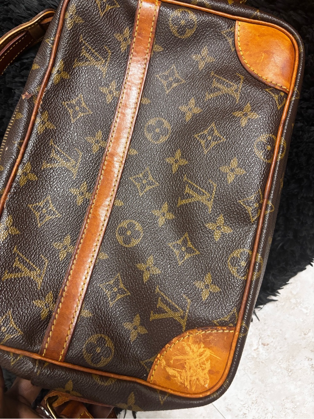 Louis Vuitton Monogram Canvas Crossbody with Tan Leather Trim - Picture 3 of 6